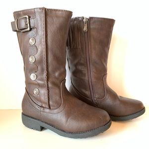 Girl’s Boots. Size 1. Brown Faux Leather. Zipper. Good condition. Furry lining